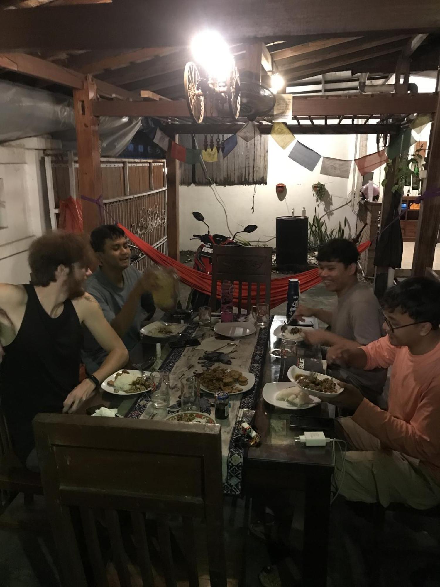 Wood Stone Hostel Yogyakarta Kültér fotó