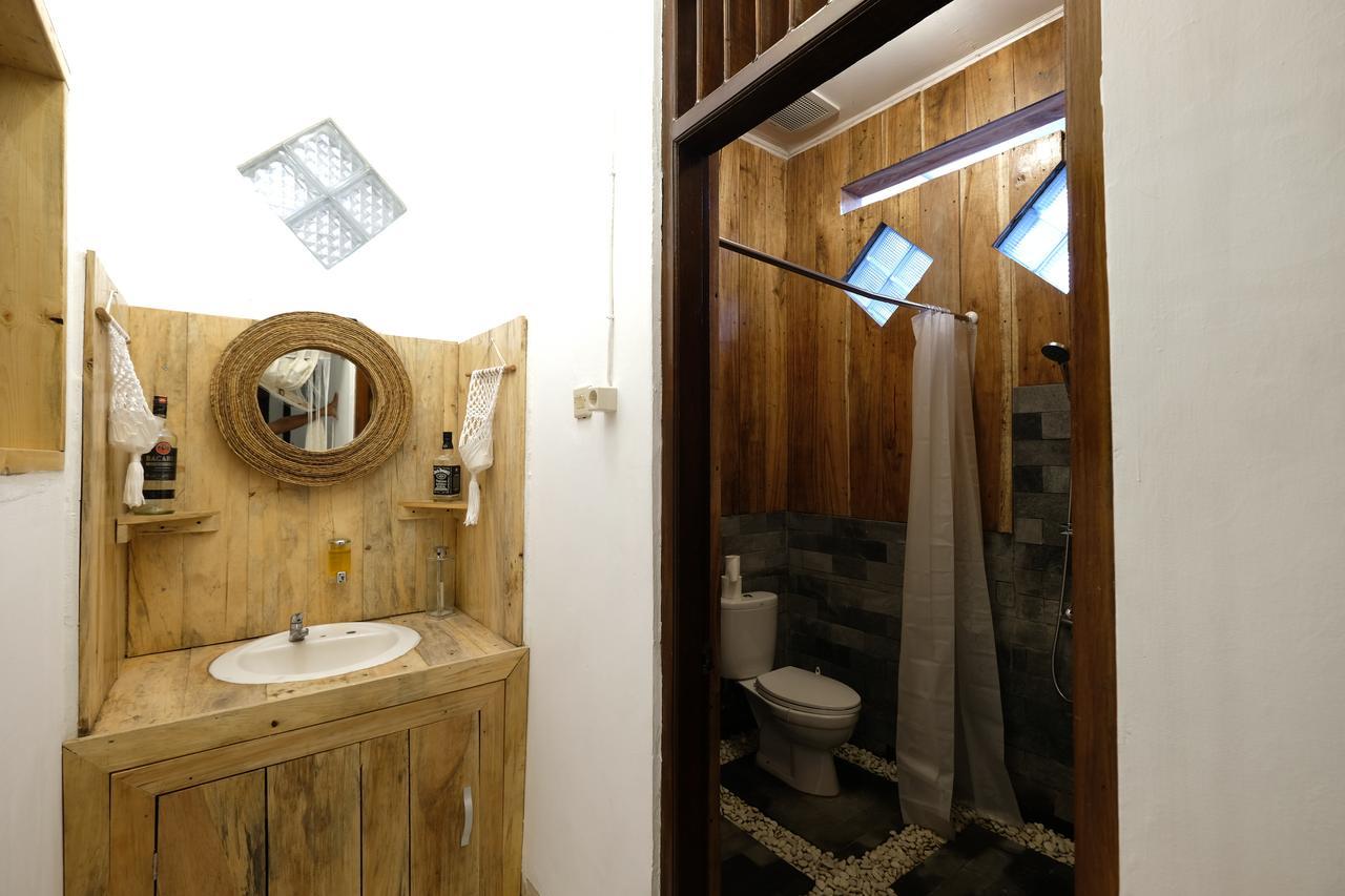 Wood Stone Hostel Yogyakarta Kültér fotó