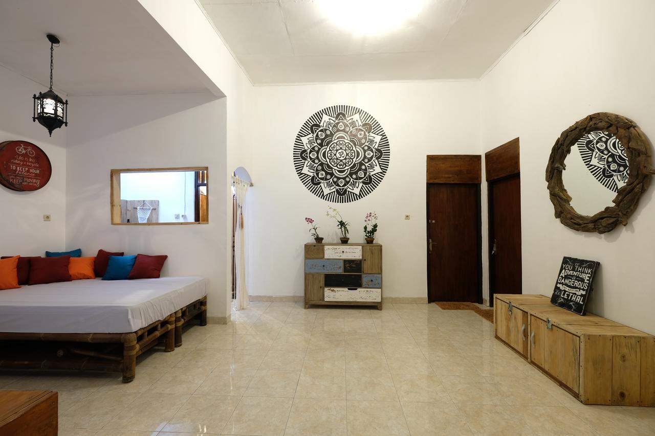 Wood Stone Hostel Yogyakarta Kültér fotó
